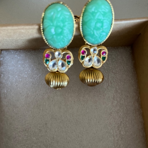 Turquoise carved stones earrings - Picture 2 of 2